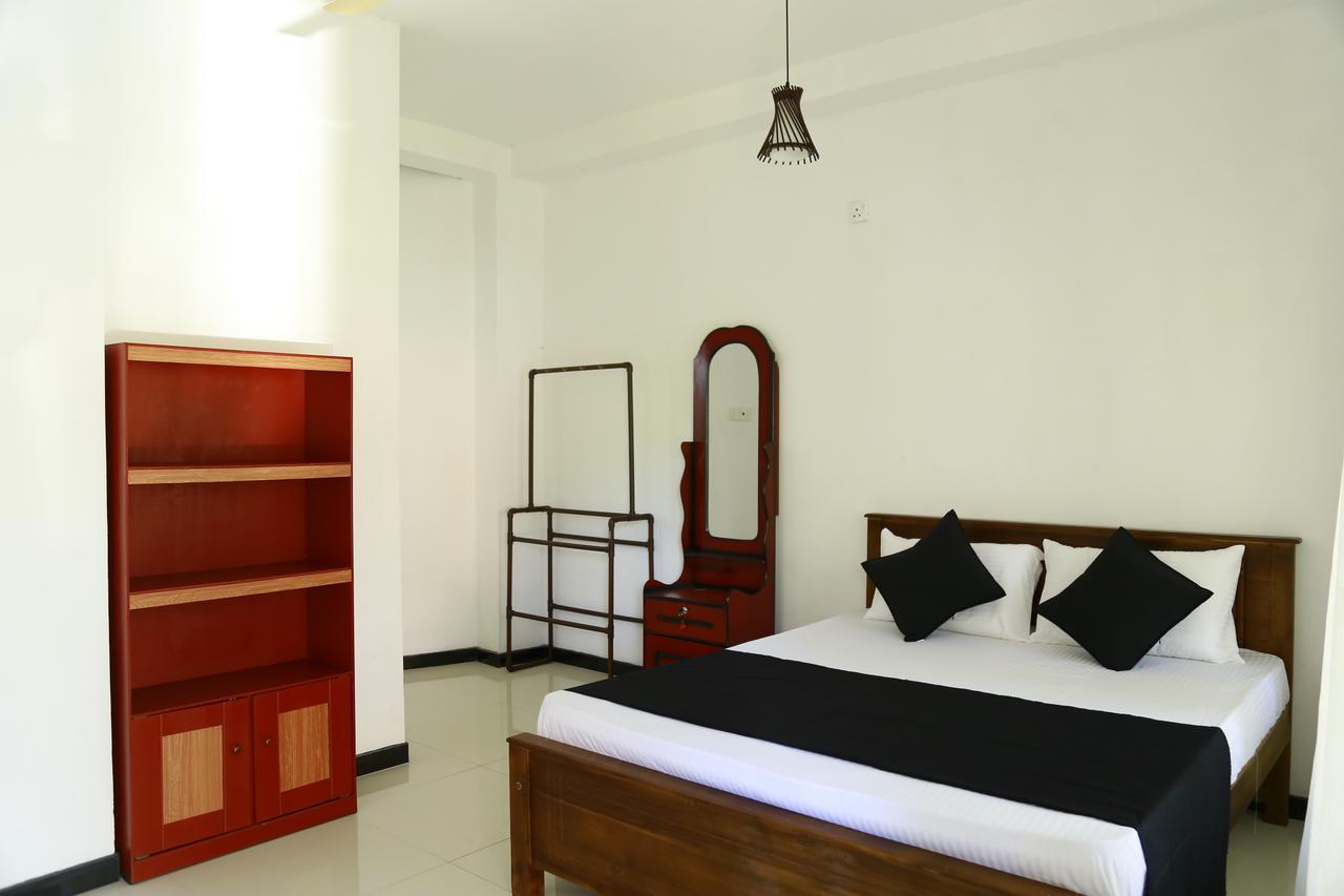 Layback Boutique Surf & Yoga Camp Sri Lanka Hostel Weligama Exterior foto