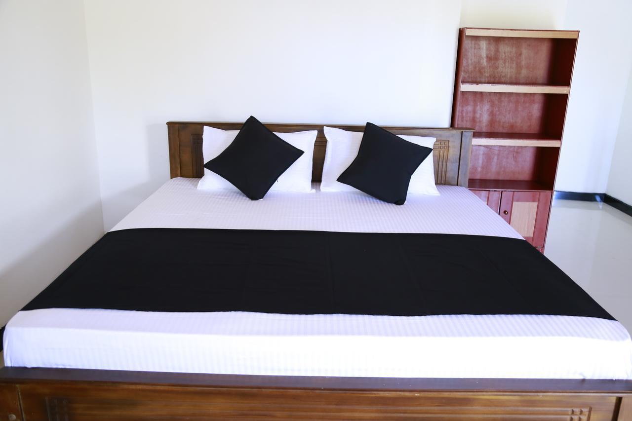 Layback Boutique Surf & Yoga Camp Sri Lanka Hostel Weligama Exterior foto